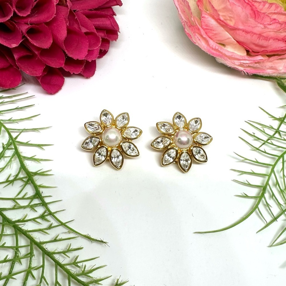 VINTAGE⚜️Nolan Miller Pearl & Crystal Flower Clip Earrings - Picture 2 of 8
